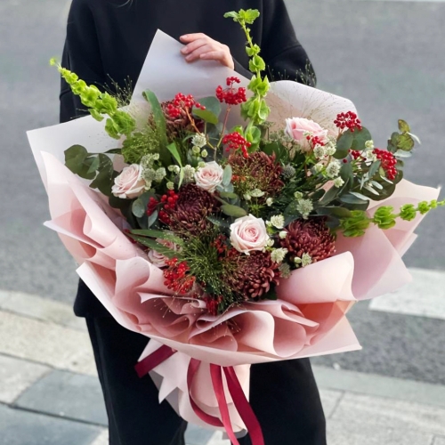 Букет "Вернисаж" из калины, хризантем Бигоуди, молюцеллы, паникума, роз и астранции в Электрогорске