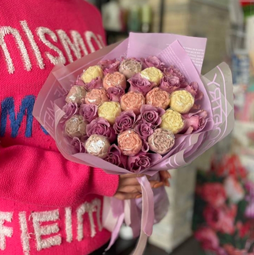 Букет из роз и шоколадных пионов в Электрогорске