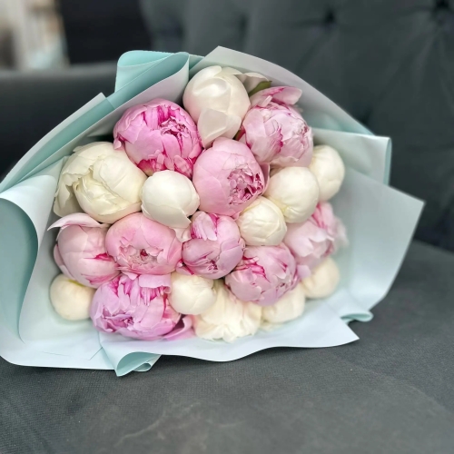 Микс из 19 бело-розовых пионов в Электрогорске