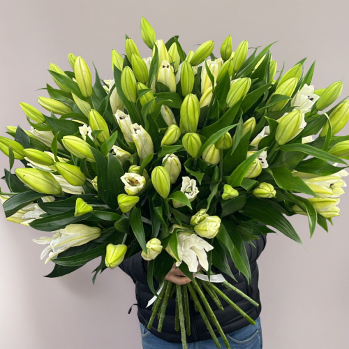 Объемный букет из 27 ароматных белых лилий в Электрогорске