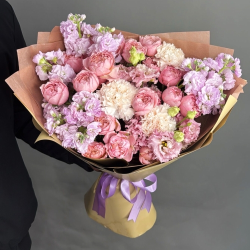 Букет "Амели" из ароматных маттиол, пионовидных кустовых роз Джульетта  эустом и диантусов в Электрогорске