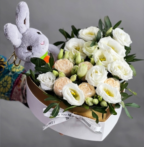 Композиция в коробке сердца из шоколадных пионов и эустом в Электрогорске