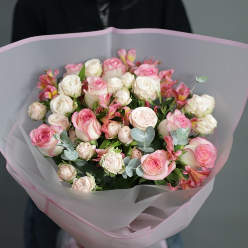 Букет "Розовый фламинго" из роз, альстромерии и эвкалипта в Электрогорске